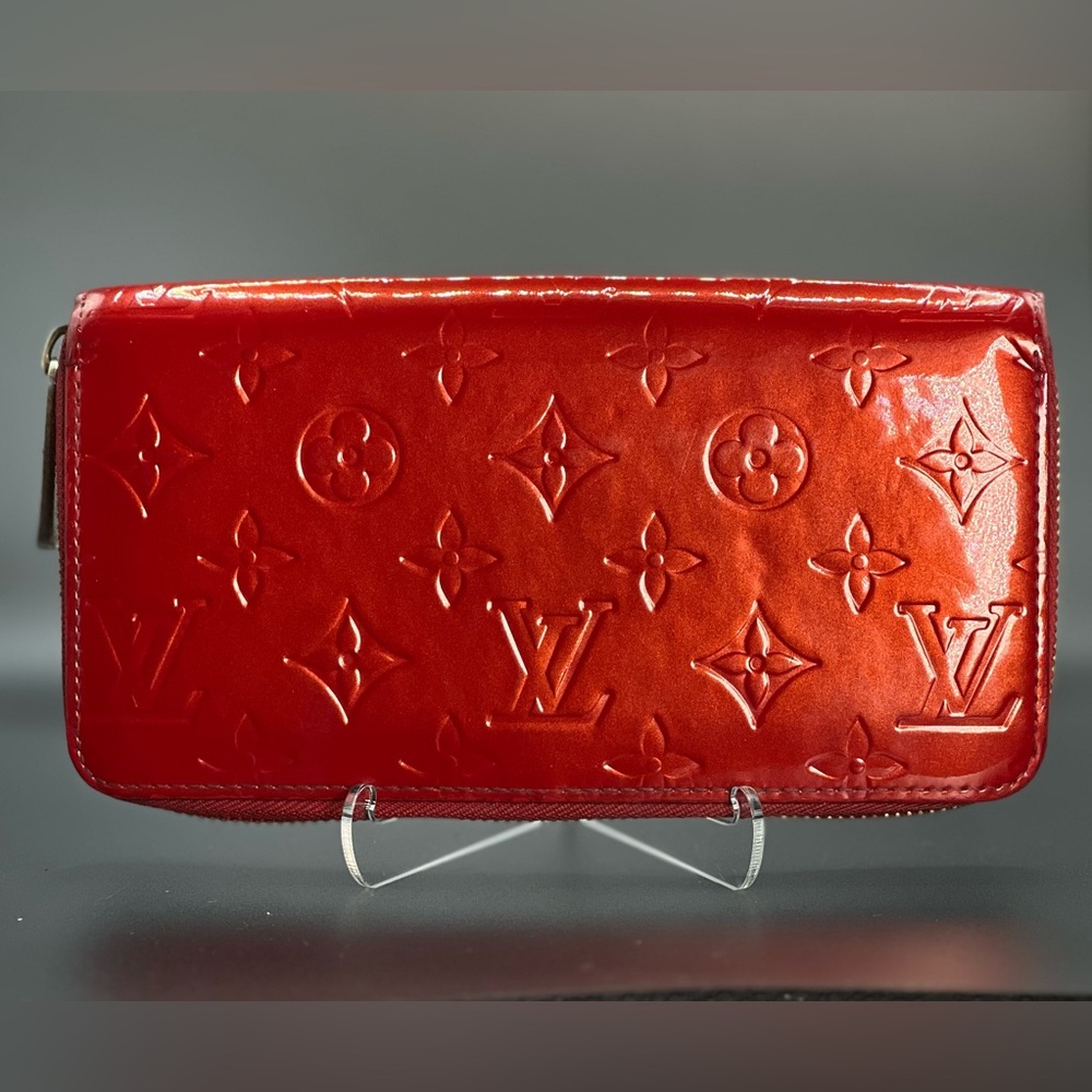Louis Vuitton Vernis Red Zip Wallet 2007 …. Magic!